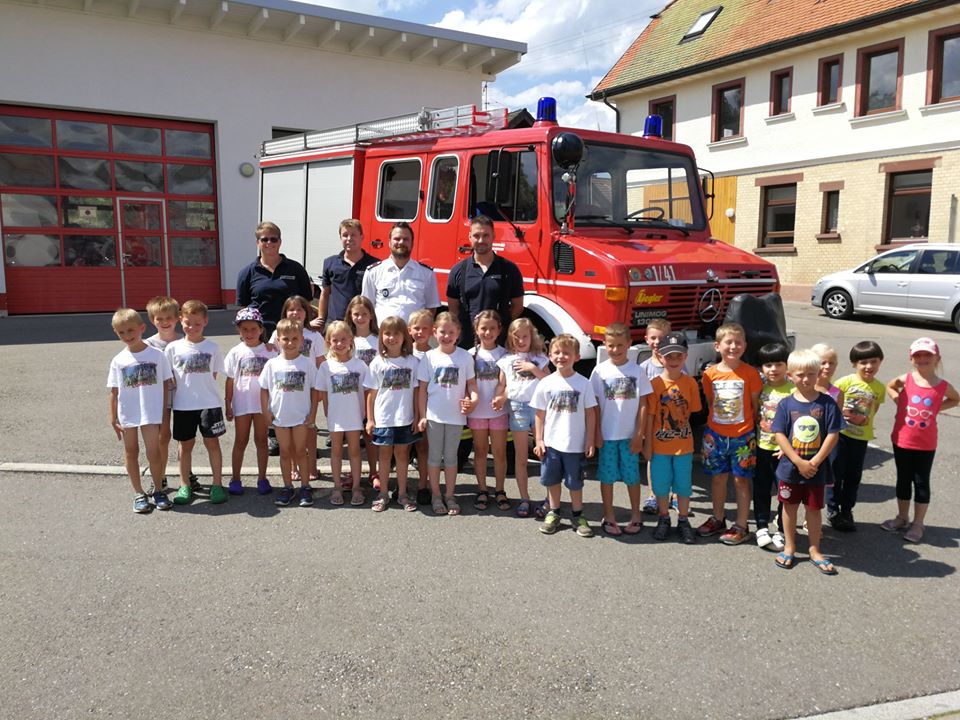 Kindergarten zu Besuch bei der Feuerwehr Eschbronn