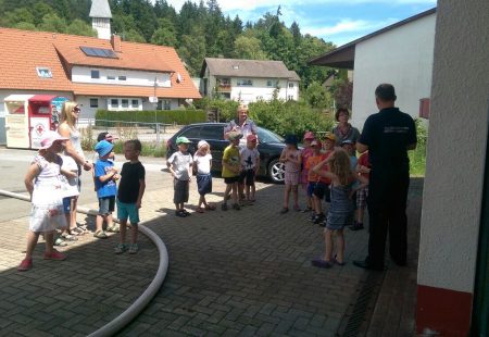 Kindergarten zu Besuch bei der Feuerwehr Eschbronn 2016